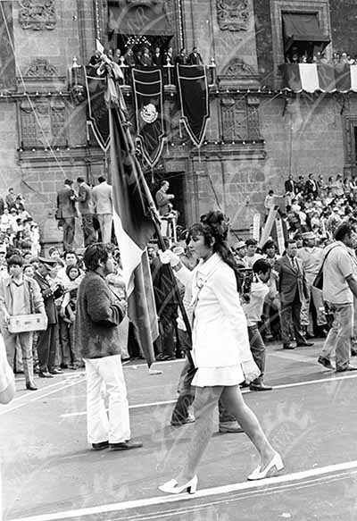 México 1971 - Alicia Vargas con la bandera